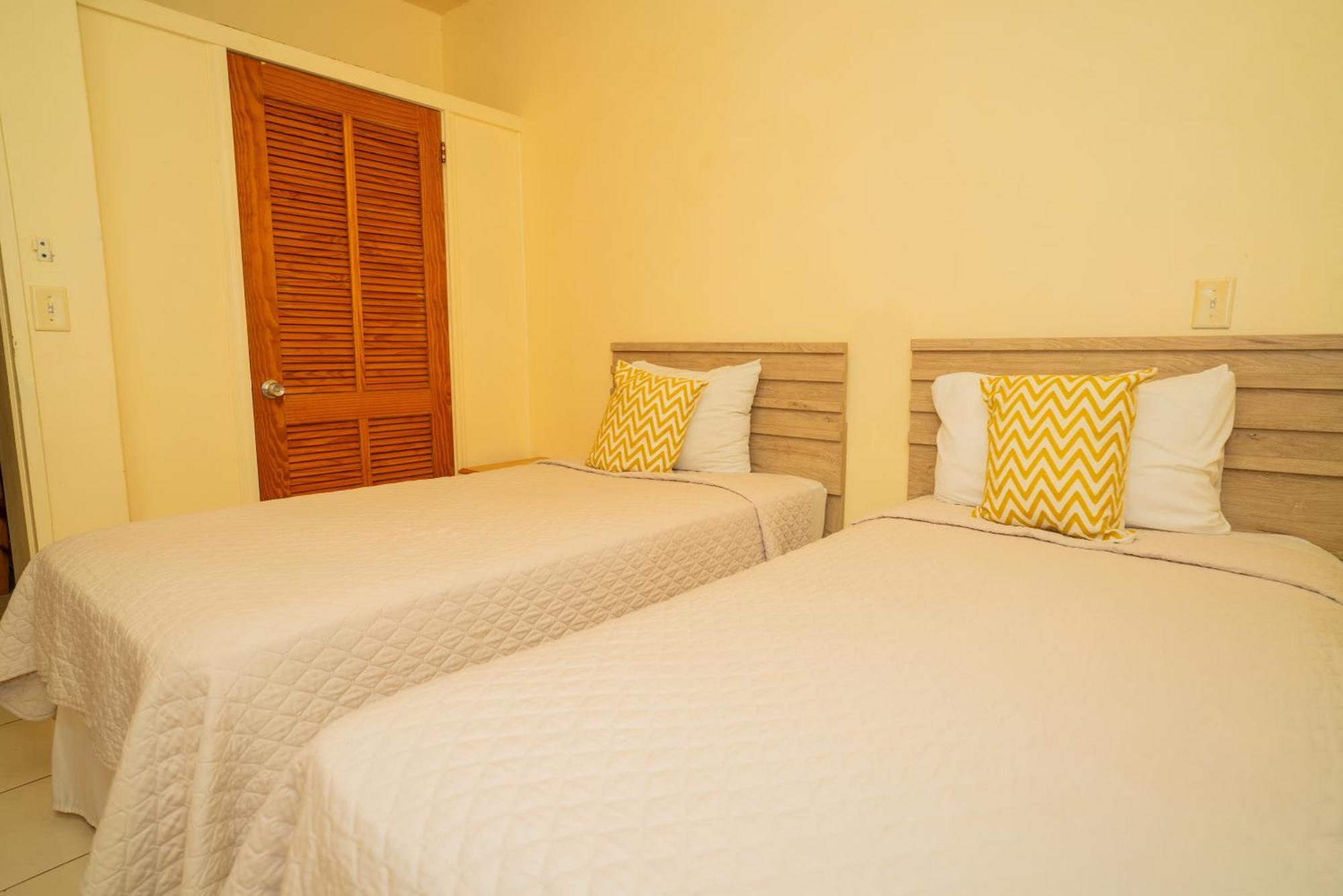 Connie'S Comfort Suites St. John's Esterno foto