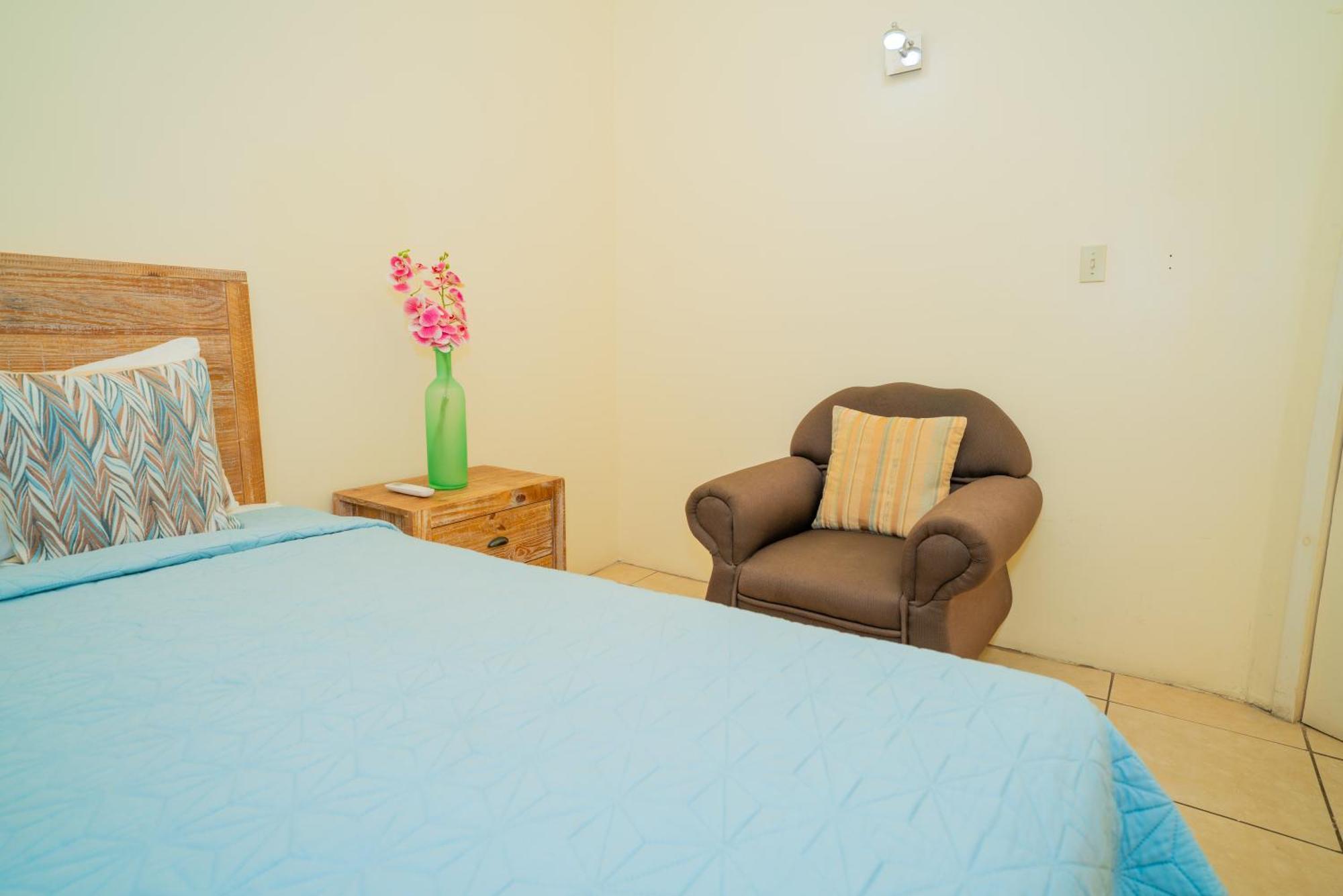 Connie'S Comfort Suites St. John's Esterno foto