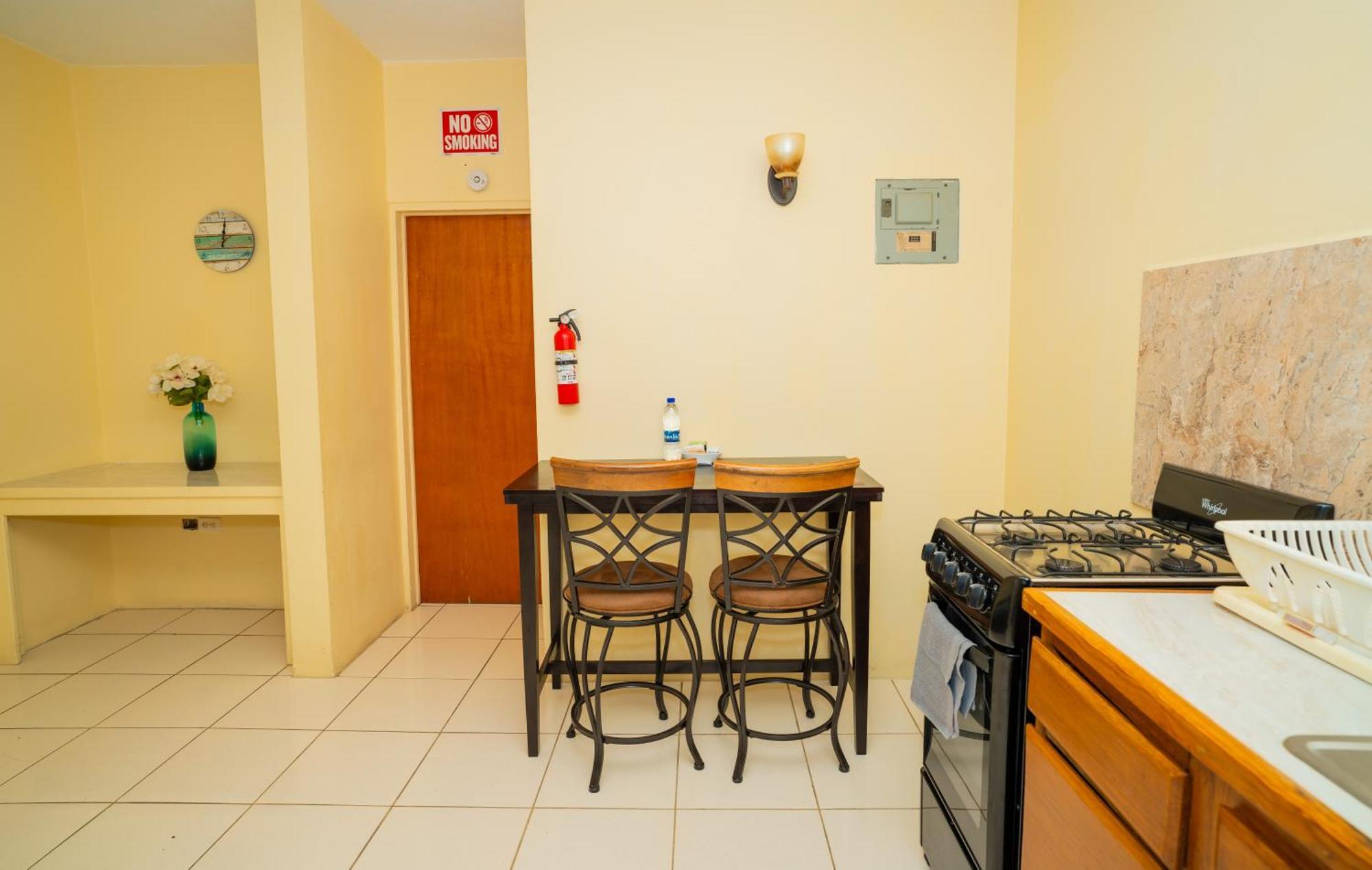 Connie'S Comfort Suites St. John's Esterno foto