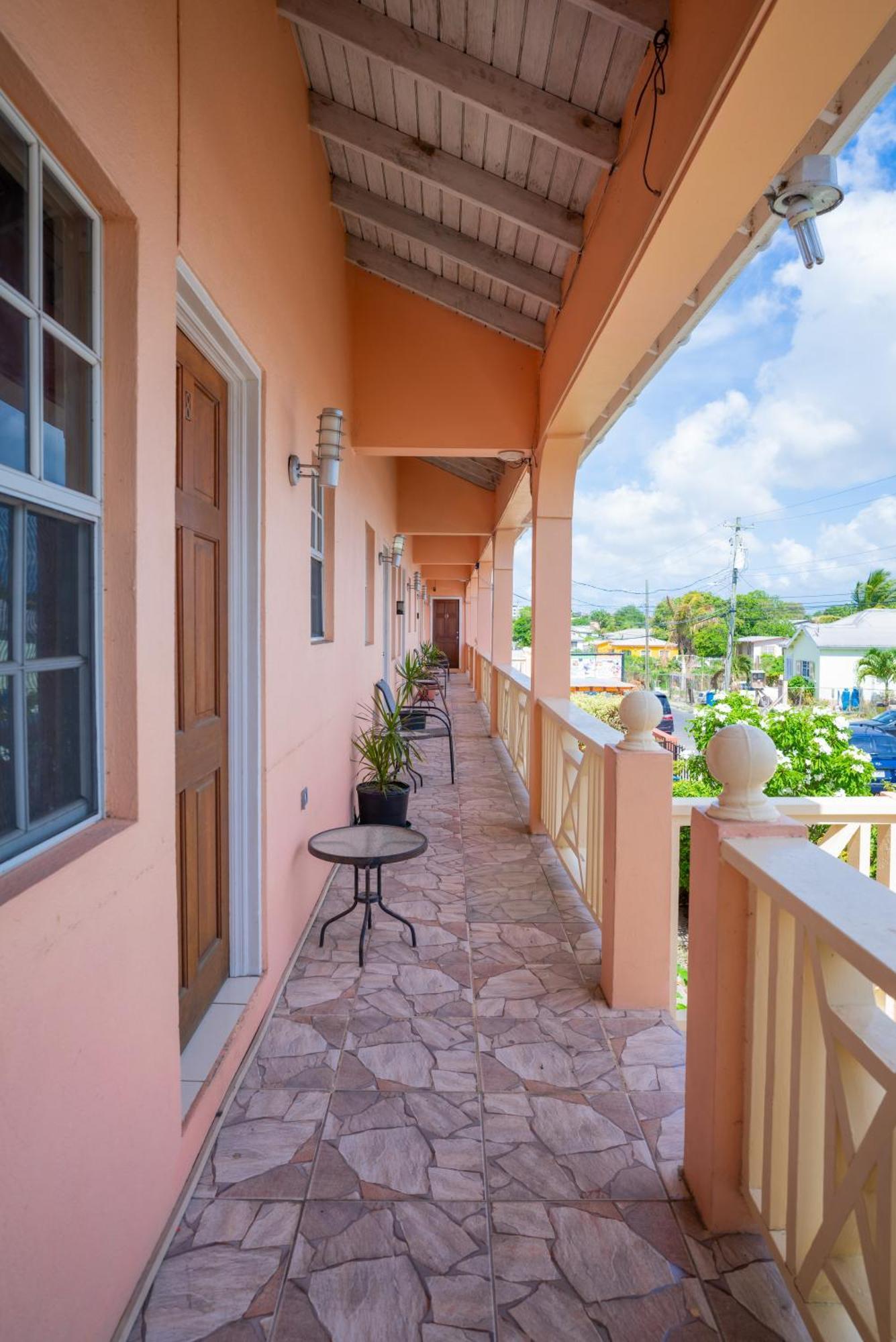 Connie'S Comfort Suites St. John's Esterno foto