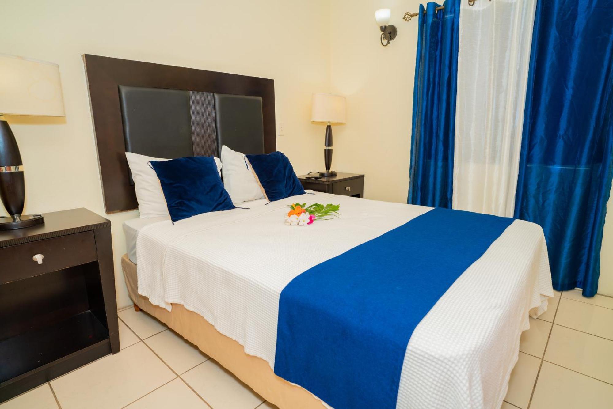 Connie'S Comfort Suites St. John's Esterno foto