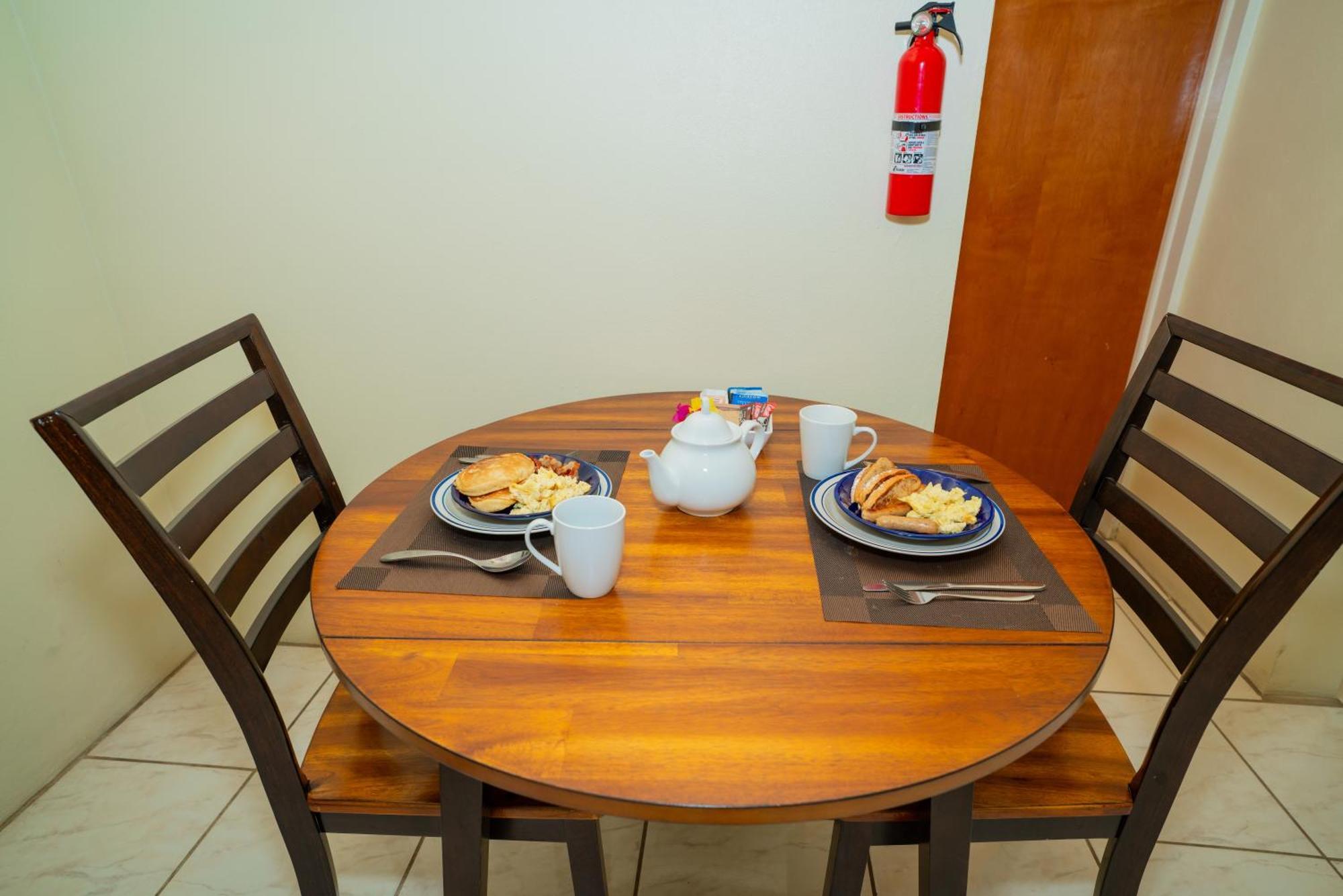 Connie'S Comfort Suites St. John's Esterno foto