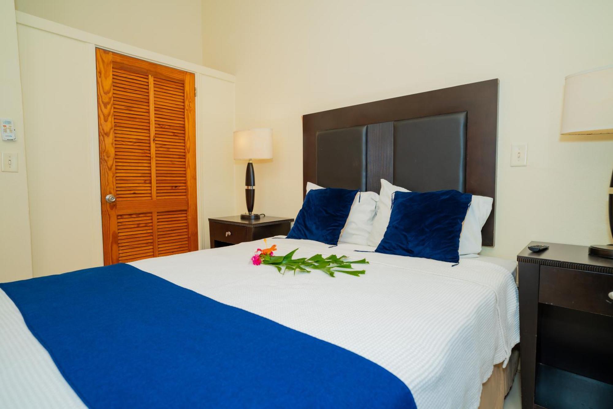 Connie'S Comfort Suites St. John's Esterno foto