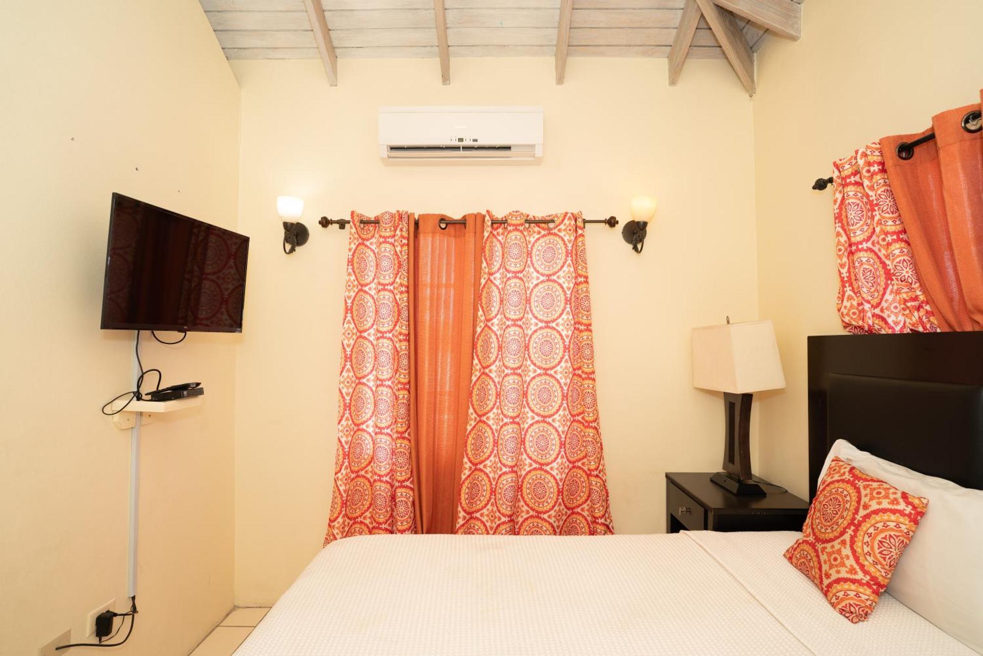 Connie'S Comfort Suites St. John's Esterno foto