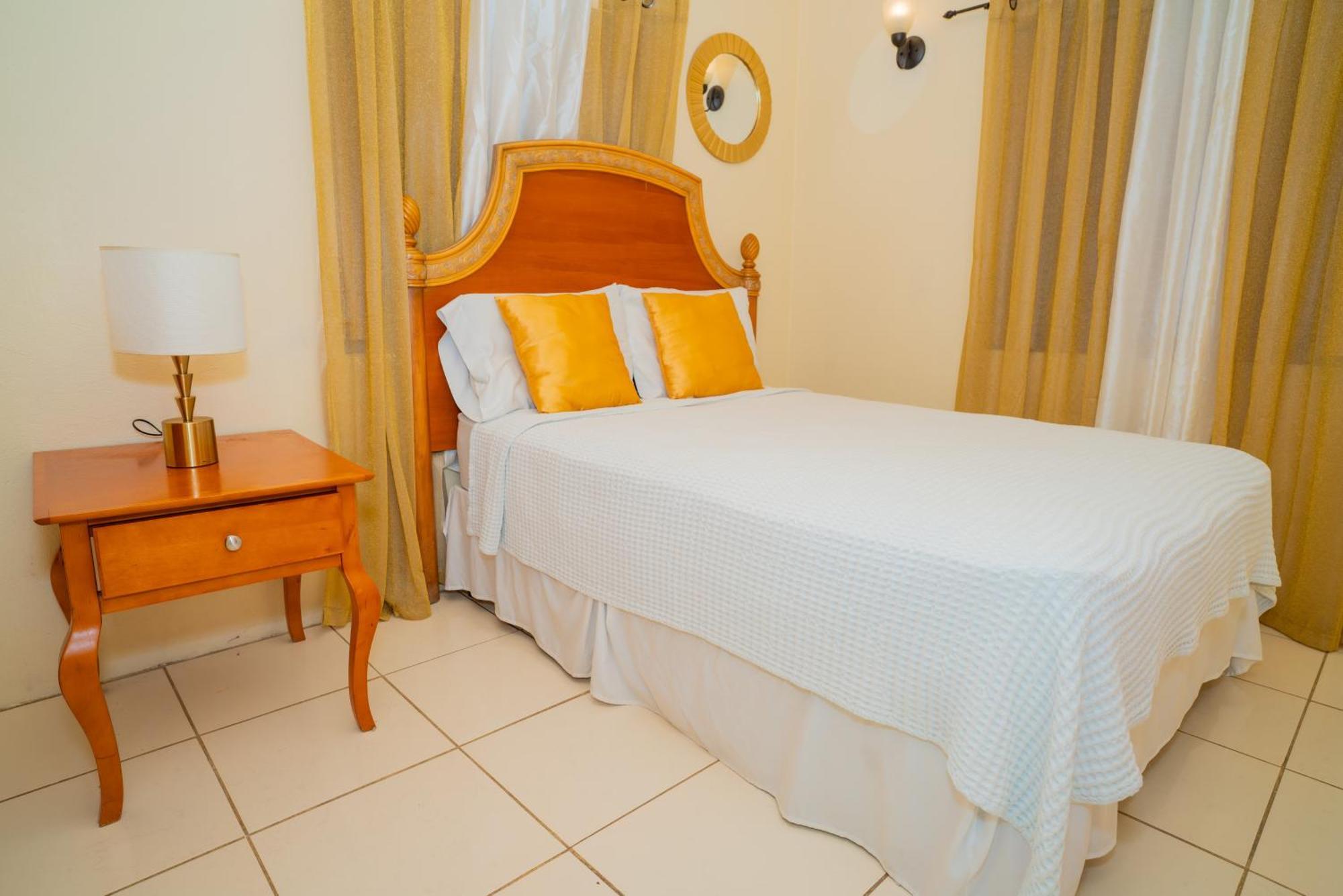 Connie'S Comfort Suites St. John's Esterno foto
