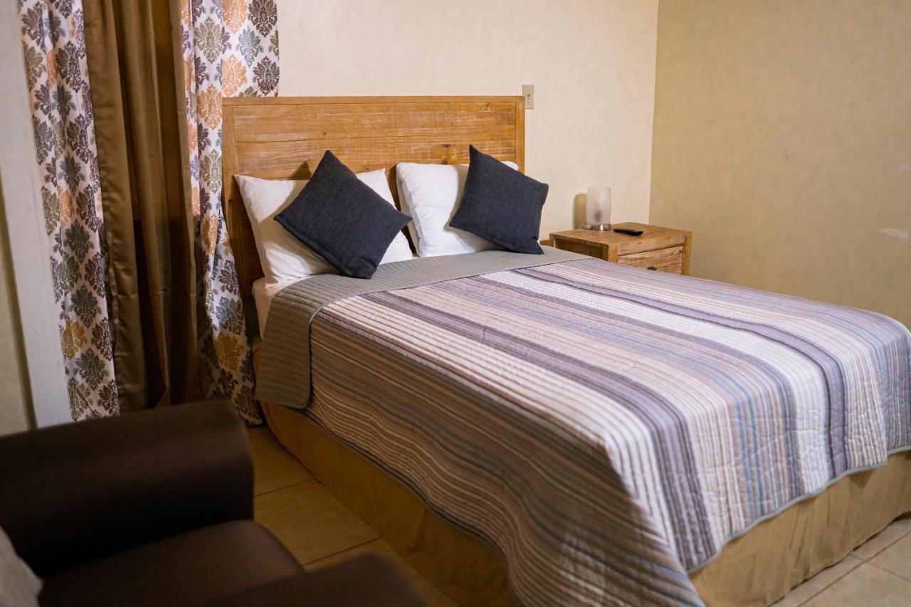 Connie'S Comfort Suites St. John's Esterno foto