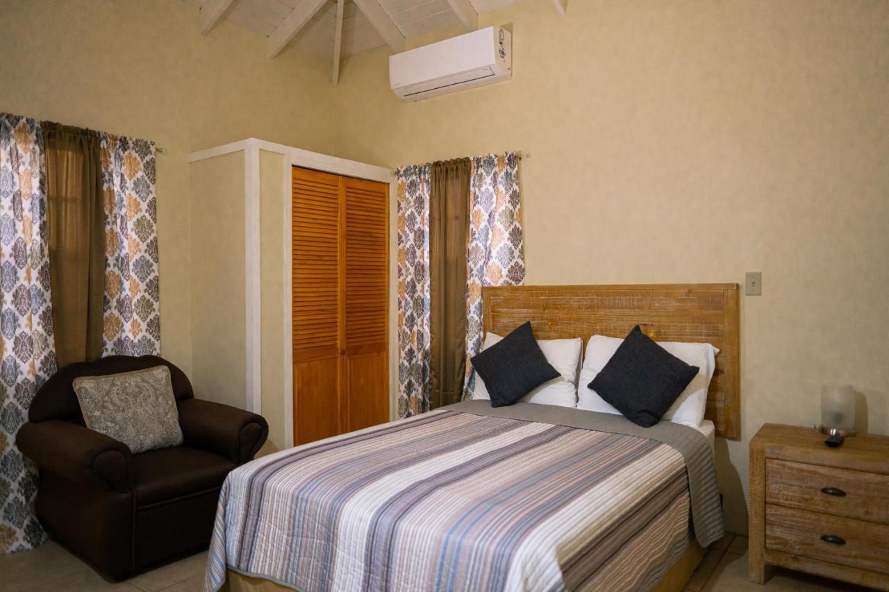 Connie'S Comfort Suites St. John's Esterno foto
